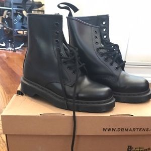 Dr. Marten Black 1460 8-eye boots